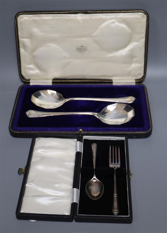 A George V cased pair of silver serving spoons, Sheffield, 1921 and a cased silver christening pair, 5.5oz.